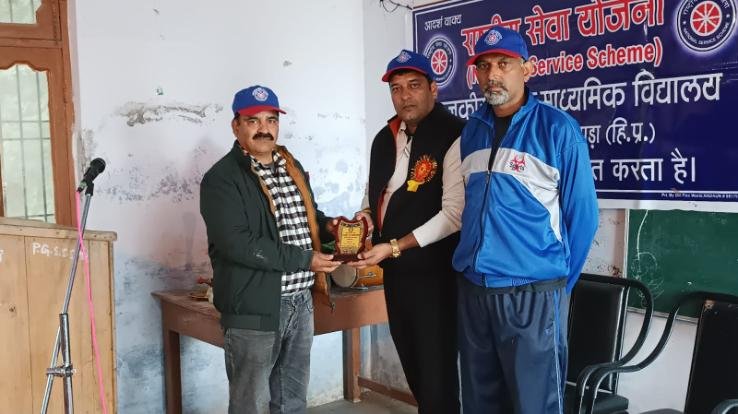 Jaswan-Paragpur: Cleaning of school premises done by NSS volunteers in Peersluhi School