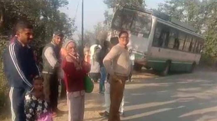 Dehra: HRTC bus running on Faridabad-Jasur route of Dehra Depot suddenly broke down