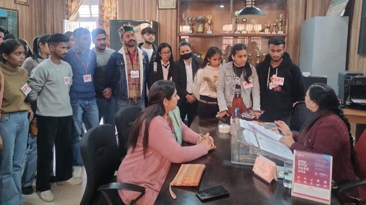 SFI handed over memorandum to Pracharya regarding demands