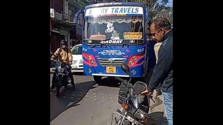 Hamirpur: Heavy collision between private bus and motorcycle in Nadaun, bike driver injured