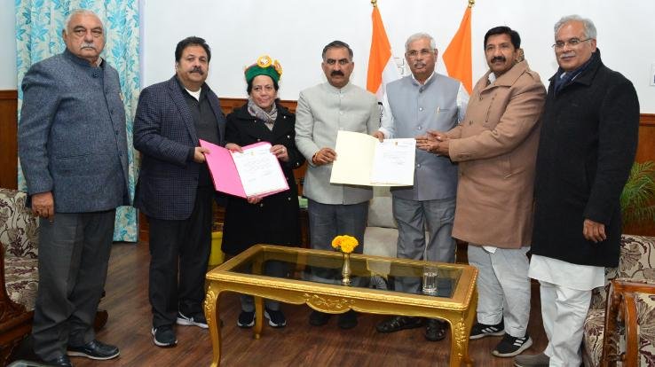 Sukhwinder Singh Sukhu presented the claim to the Governor to form a new government in the state.