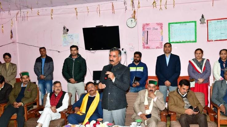 Chief Minister distributed sweets to the girls of Balika Ashram in Shimla.
