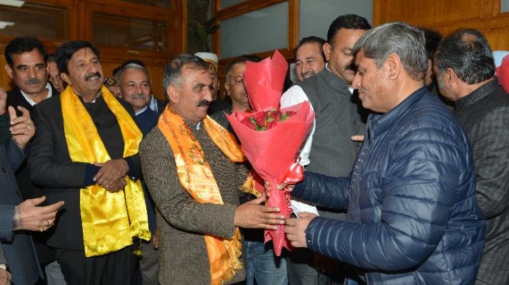 Himachal officers and employees welcomed the Chief Minister