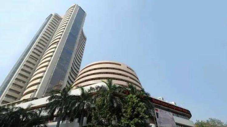 Sensex lost 51 points and Nifty closed at 18497
