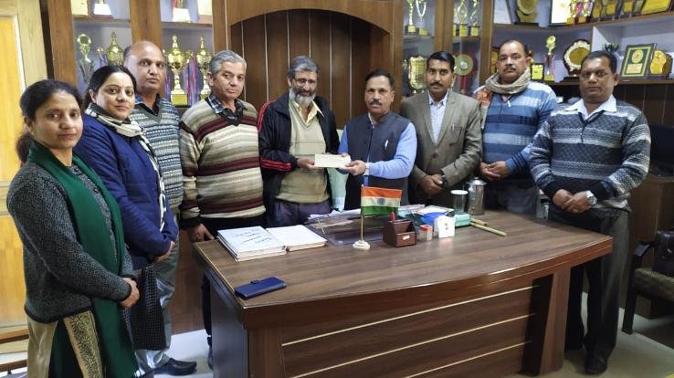 Dhundan school gave 21000 aid amount to Priyanshi's father Neel Kamal