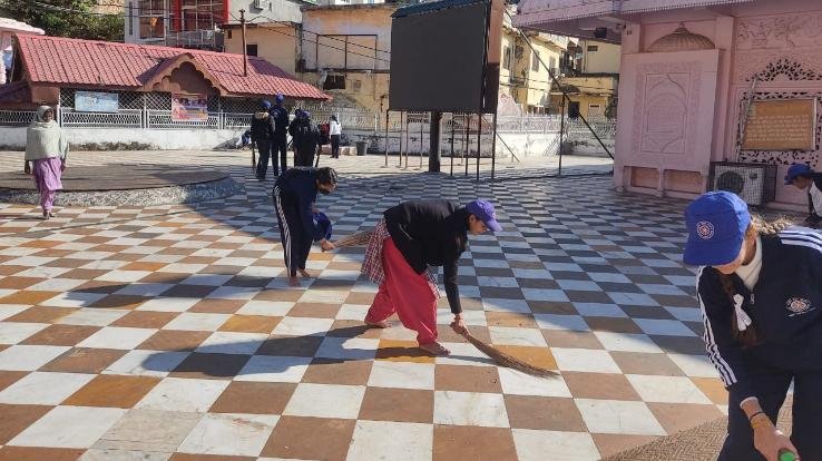 Volunteers of Bal School Jwalamukhi cleaned the Jwalamukhi Temple