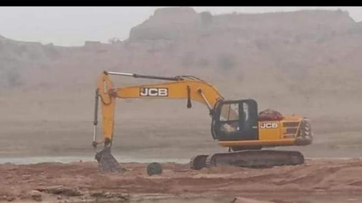 Indora police caught poklen doing illegal mining