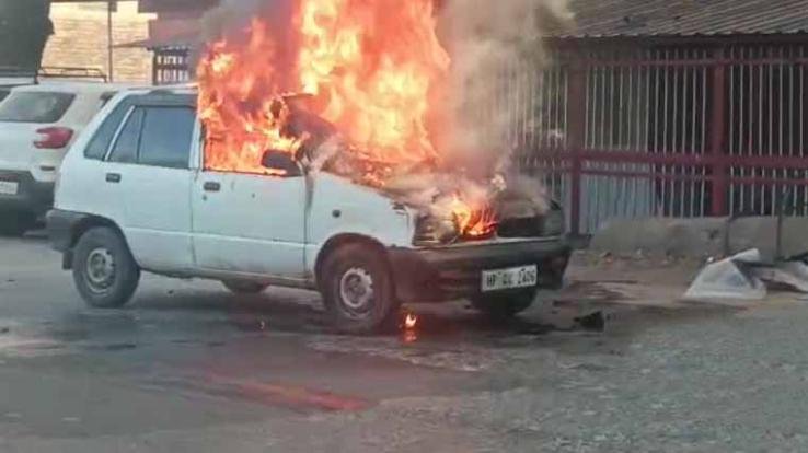Fire broke out in a moving car in front of the post office, fierce flames created panic