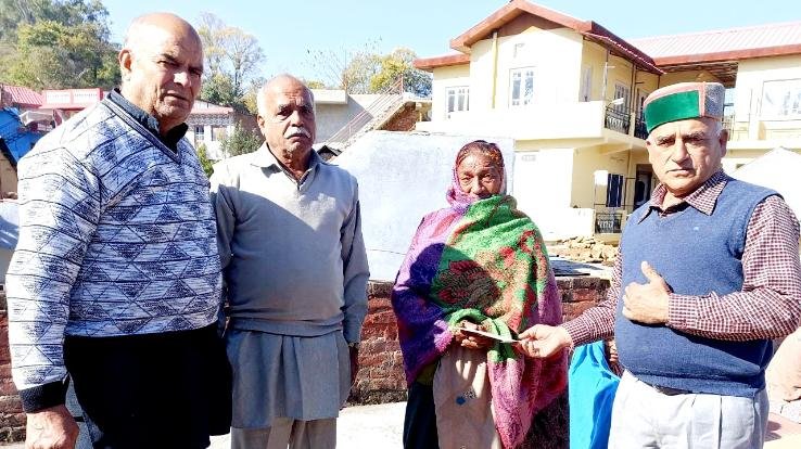 Retired Employees Welfare Forum Arki unit gave financial help to the family on the death of the member