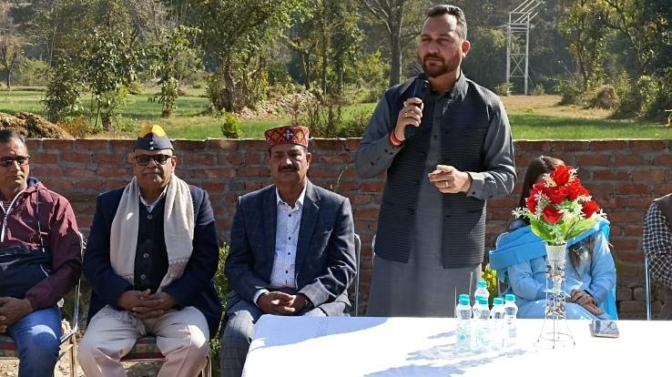 never let the eyes of the workers bow down - Ashish