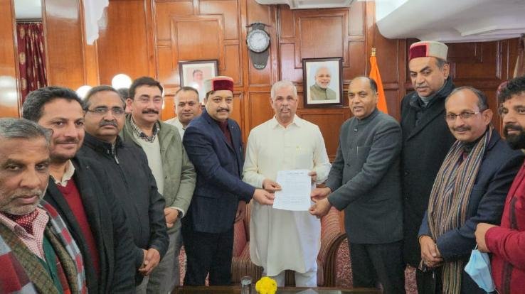 BJP leaders submitted a memorandum against the Congress government to the governor.