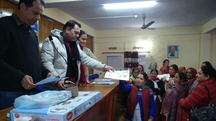 हिमाचल प्रदेश गृहणी सुविधा योजना के तहत दाड़लाघाट की 8 पंचायतों में 150 गृहणियों को दिए गए गैस कनेक्शन