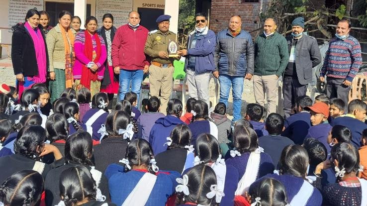Police taught safety lessons to children in Sandhol School