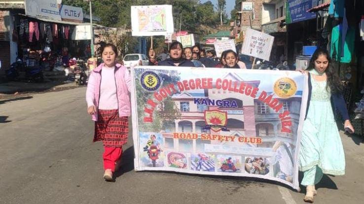 College students made people aware of traffic rules