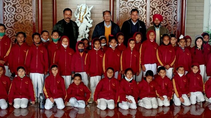 Bandol school's children looked at NIT and radio station