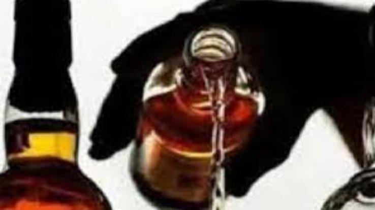 Police caught 14 bottles of illegal country liquor from two persons