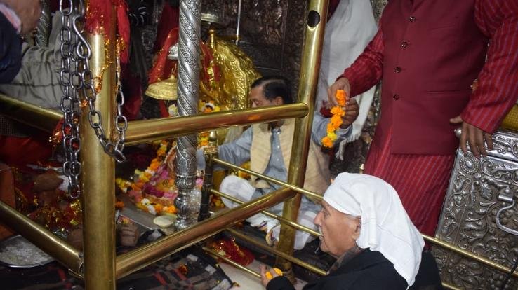 Agriculture Minister Chaudhary Chandra Kumar bowed his head at Shri Bajreshwari Temple