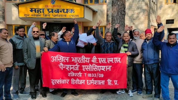 BSNL Pensioners Welfare Association demonstrated against the central government