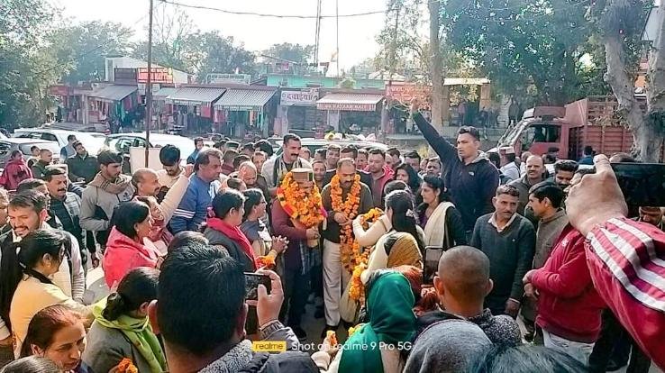 Panchayati Raj Minister Anirudh Singh Block Congress, who reached Shahpur, warmly welcomed