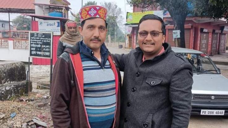 Dayal Yuvak Mandal honored photographer Rakesh Kumar for his bravery