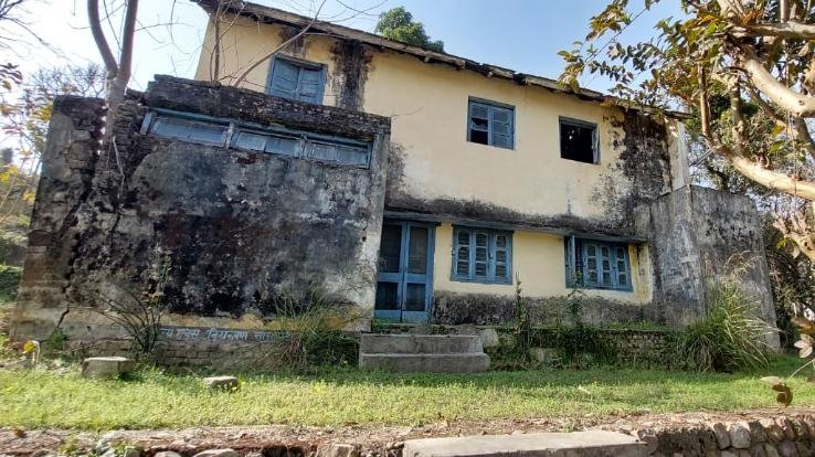 इंदौरा : आयुवेर्दिक अस्पताल डैंक्वा के भवन की हालत खस्ता, नशेड़ियों का बना अड्डा