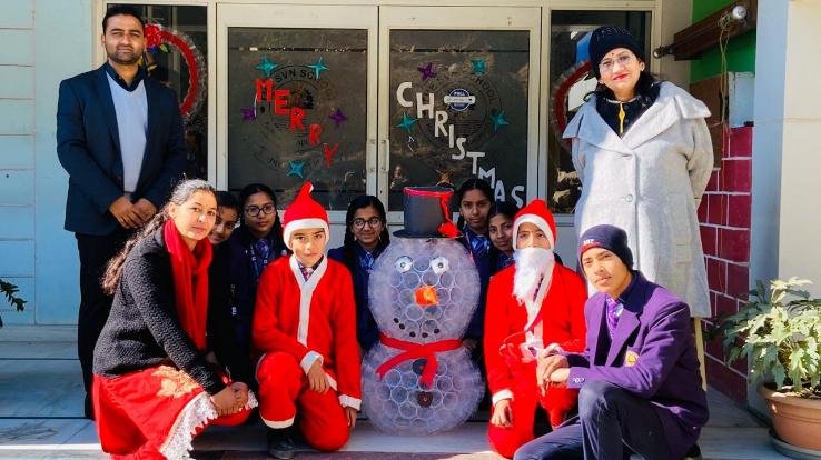 स्नोमैन ,क्रिसमस ट्री और रंग बिरंगे रैथस से हुआ दएसवीएन स्कूल गुलजार