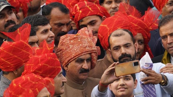 Chief Minister walked one and a half km in Jaleb, people showed craze for selfie