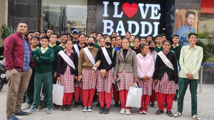 50 students of Chhatra School did an educational tour of City Mall Baddi
