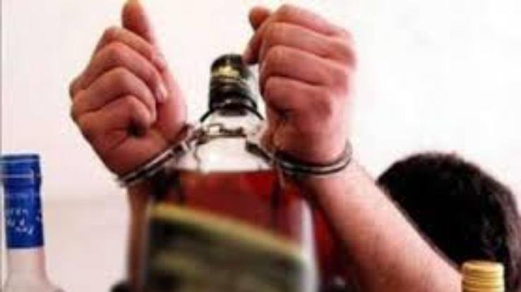 Khundia police caught 9000 ml country liquor from the vehicle
