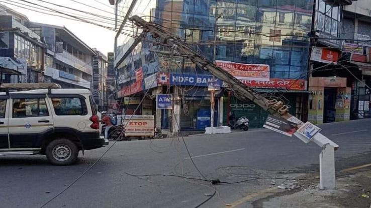 Big accident in Hamirpur, overload truck collided with electric pole