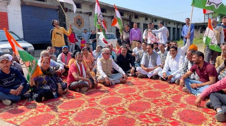 Indora: -Block- Congress- Committee- Indora- demonstrated -against- the- central -BJP- government- for- giving unauthorized loan to Adani