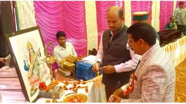 Jaisinghpur: The- annual- prize- distribution- ceremony- was- celebrated- with -pomp- in -the- college -Shivnagar