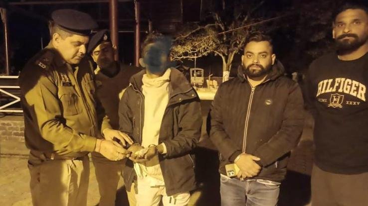 Youth-arrested-with-8.57-grams-of-chitta-near-Bharwai-Rainshelter