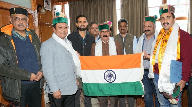 Shimla: Mountaineer Amit Negi met Chief Minister Sukhu