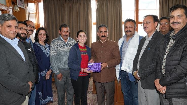 The Chief Minister felicitated the winner of the Youth Parliament Competition, Aastha Sharma