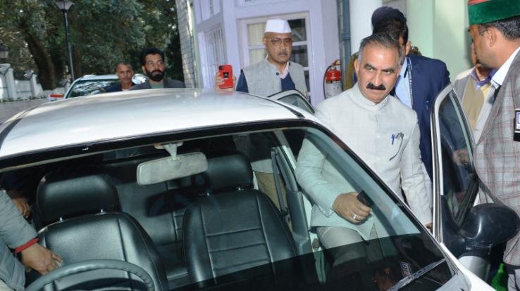Chief-Minister-reached-Vidhansabha-in-Alto-car
