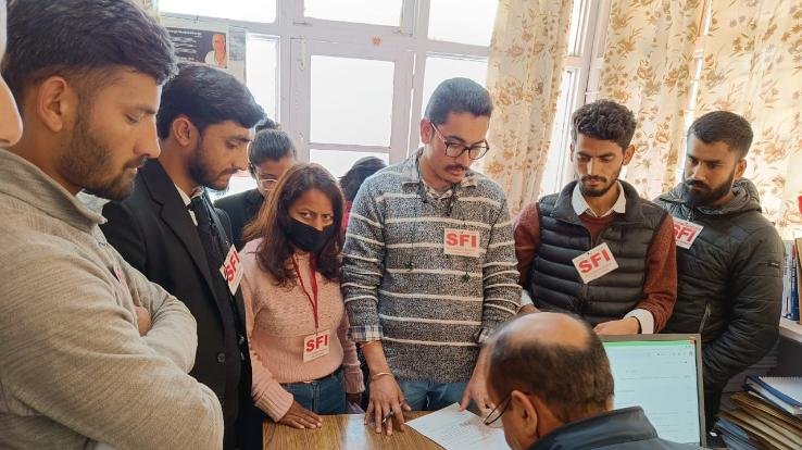 SFI-encircles-the-Chief-Warden-submits-memorandum