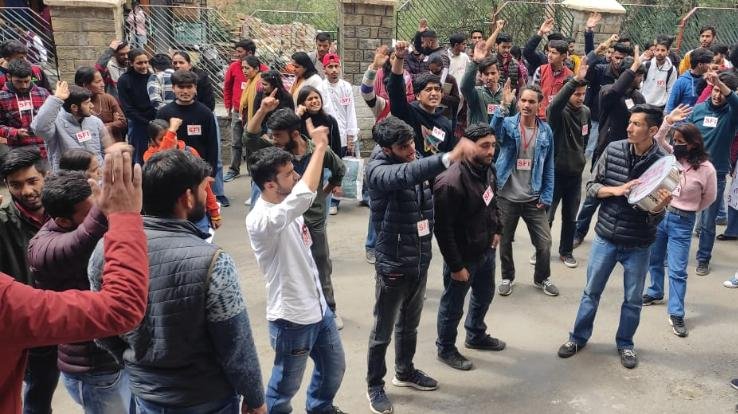 SFI demonstrated outside the VC office