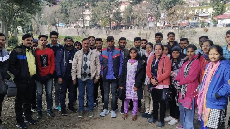 महाराष्ट्र के 32 छात्रों ने किया नौणी विश्वविद्यालय के पुष्प विभाग का दौरा