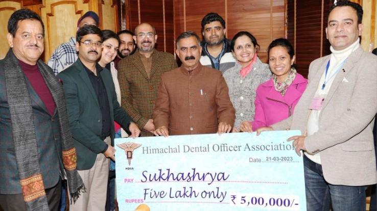 A delegation of Himachal Dental Officer Association presents a cheque of Rs 5 lakh for Mukhyamantri Sukh Aashray Kosh to Chief Minister Thakur Sukhvinder Singh Sukhu, here today