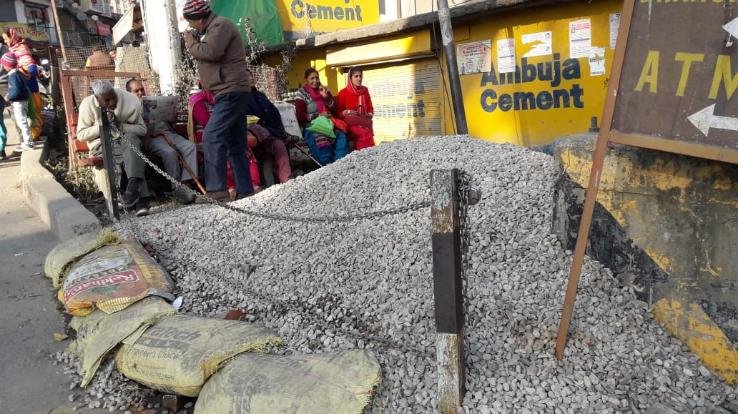 सड़क पर रखे मटेरियल से लोगों को हो रही परेशानी