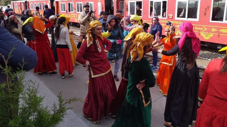 नववर्ष - 2020 के उपलक्ष्य पर कंडाघाट रेलवे स्टेशन पर पर्यटकों का स्वागत 