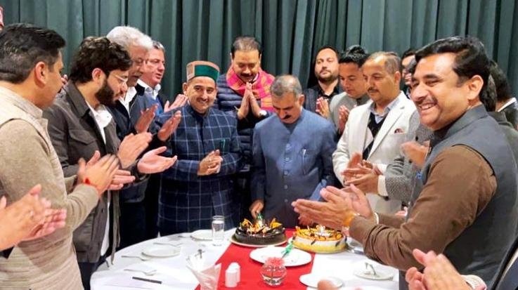  Shimla: The newly elected MLAs honored the Chief Minister