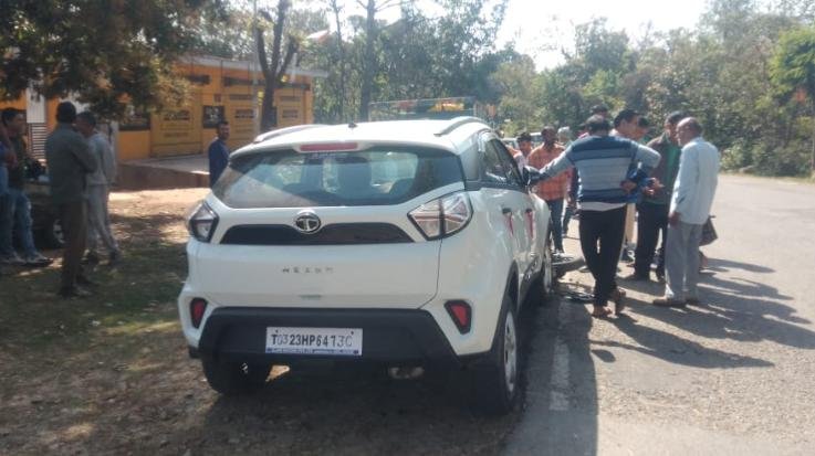 Fatehpur: Bike collided with car in Barot, both drivers safe