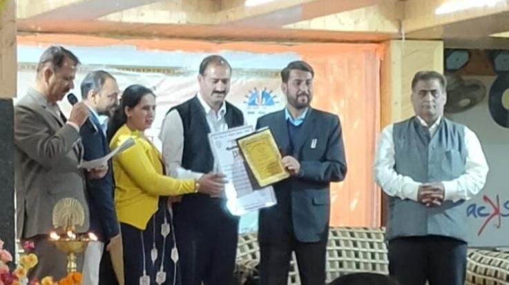 Darlaghat: Excellent SMC Award to Primary School Bareilly