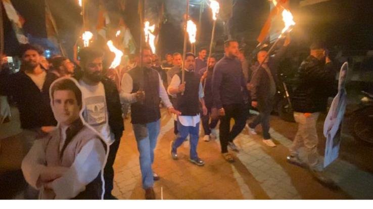 Kangra: Youth Congress takes out torch procession in support of Rahul Gandhi