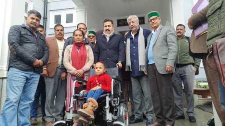Shimla: Vikramaditya Singh gave an electric wheel chair to a girl who is unable to walk
