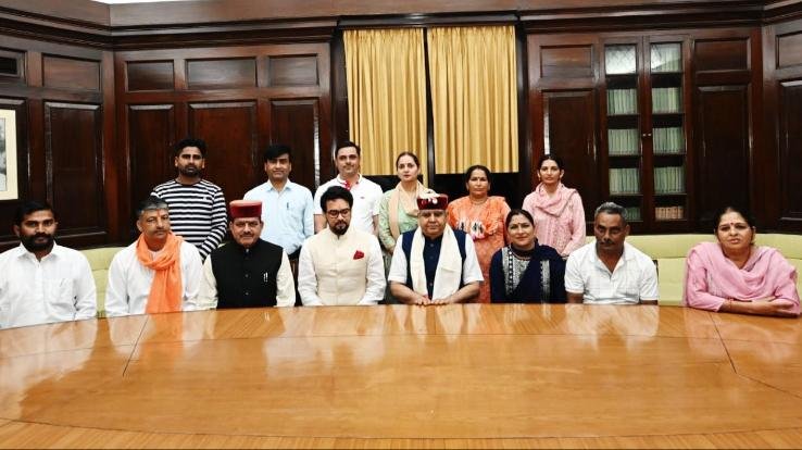 Hamirpur: Hamirpur Zilla Parishad members under the leadership of Union Minister Anurag met the Vice President