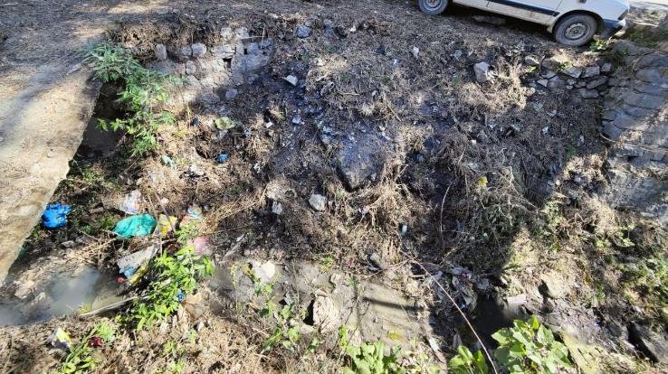 Dadlaghat: Lots of filth in the drain near UCO Bank