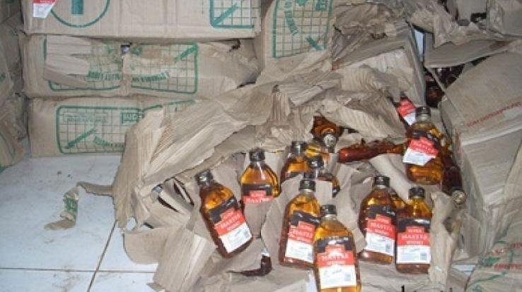 कोटि में एक दुकान से आठ शराब की बोतलें की गई बरामद